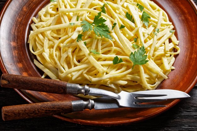 Remoulade di sedano rapa, classica insalata da bistrot tagliata a julienne di sedano rapa si fonde con un condimento alla senape di Digione su un piatto rustico di argilla