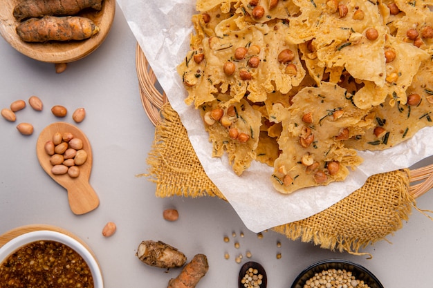 rempeyek o peyek kacang è un salato cracker indonesianojavanese fritto a base di farina di riso