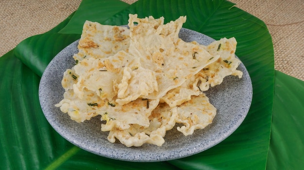 Rempeyek o Peyek Rebon è un cracker giavanese salato fritto a base di farina di riso e fuoco selettivo di Udang Rebon