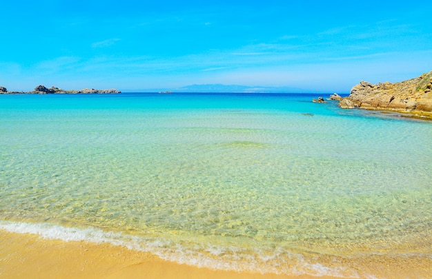 Rena Bianca riva in una giornata limpida Sardegna