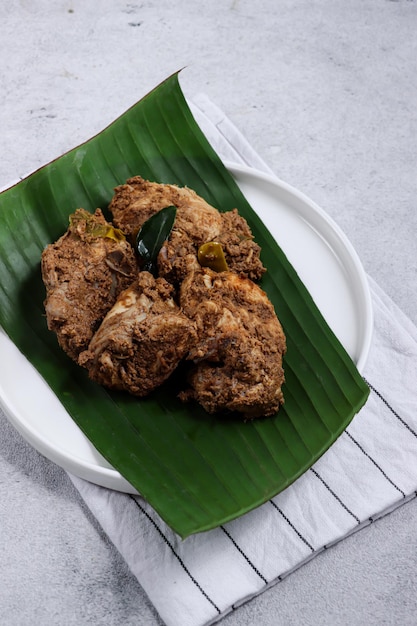 Rendang ayam o pollo rendang è una tradizionale prelibatezza al curry secco con varie spezie