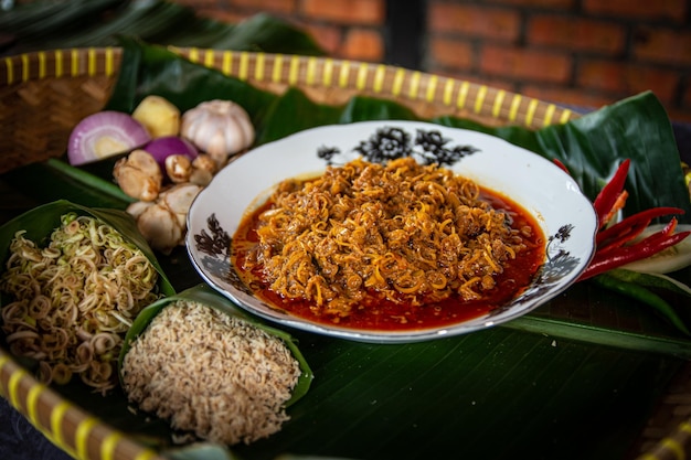 Rendang serai o noi lo chiamiamo placcatura di citronella rendang su piatto bianco per eid mubarak