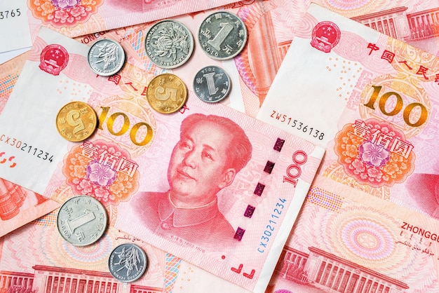 Renminbi, valuta ufficiale della Cina. Monete e banconote. Soldi cinesi.