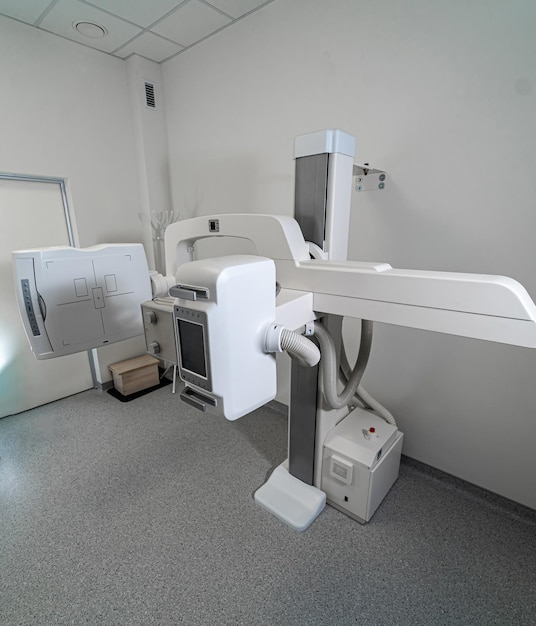 Reparto ospedaliero di emergenza con raggi x Moderne apparecchiature chirurgiche in reparto di clinica bianco Vista sull'apparato roentgen