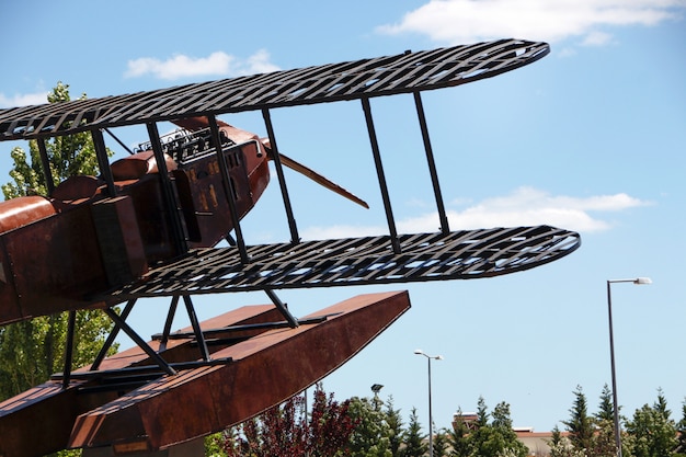 Replica monumento in idrovolante