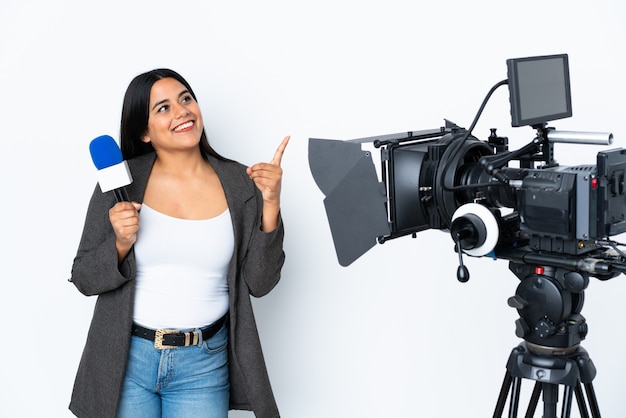 Reporter donna colombiana in possesso di un microfono e riportare notizie su bianco indicando con il dito indice un'ottima idea