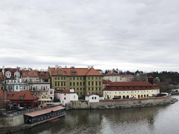 Repubblica Ceca, Praga. Vista sul fiume e sull'argine.