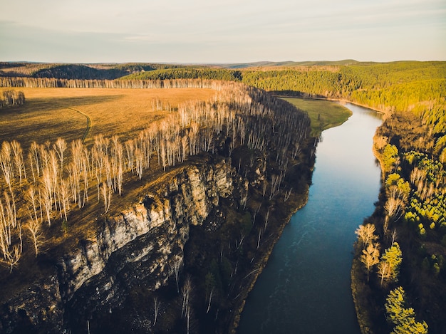 Repubblica del Bashkortostan, fiumi, grotta d'Idrisovskaya in autunno.