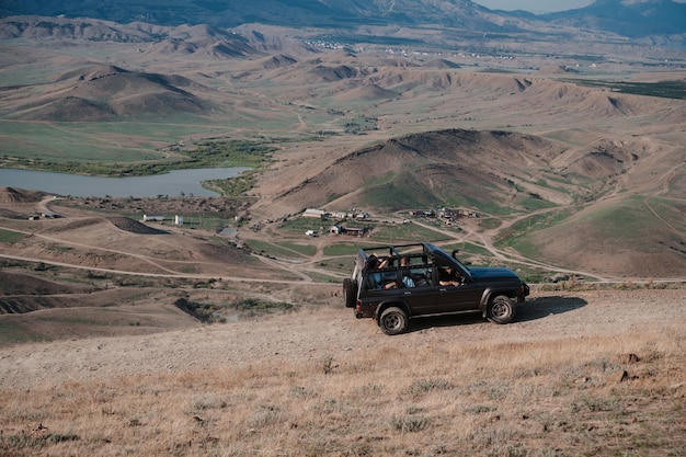 Repubblica di Crimea, Russia - 24 agosto 2021: La jeep SUV con i turisti va in montagna per un'escursione in estate