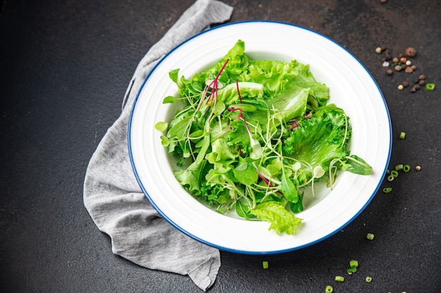 Resh insalata mix lascia erbe vitamina aperitivo fresco pronto da mangiare spuntino pasto sul tavolo spazio copia