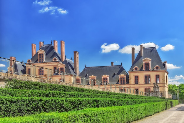 Residenza suburbana dei re di Francia, il bellissimo castello di Fontainebleau e il suo parco circostante