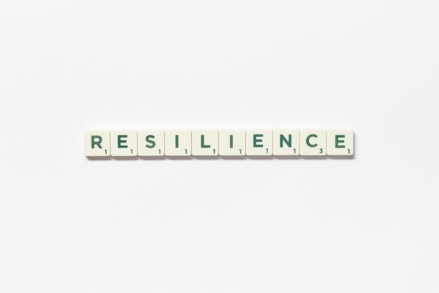 Resilienza formata da piastrelle scrabble su sfondo bianco