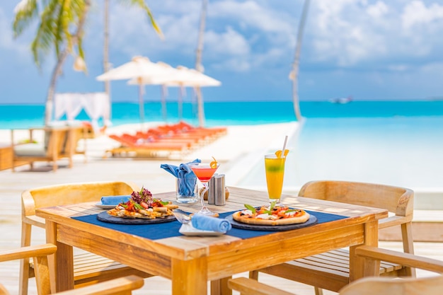 Resort di lusso relax a bordo piscina ristorante sulla spiaggia all'aperto isola tropicale bar caffetteria bevande cibo