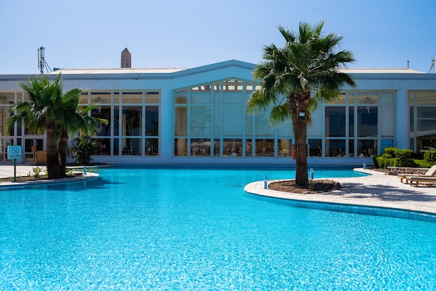 Resort tropicale con molte palme e piscina