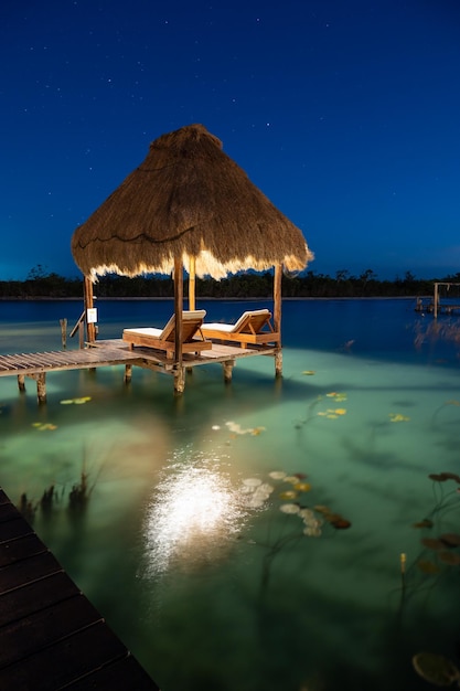Resort tropicale nella laguna di notte