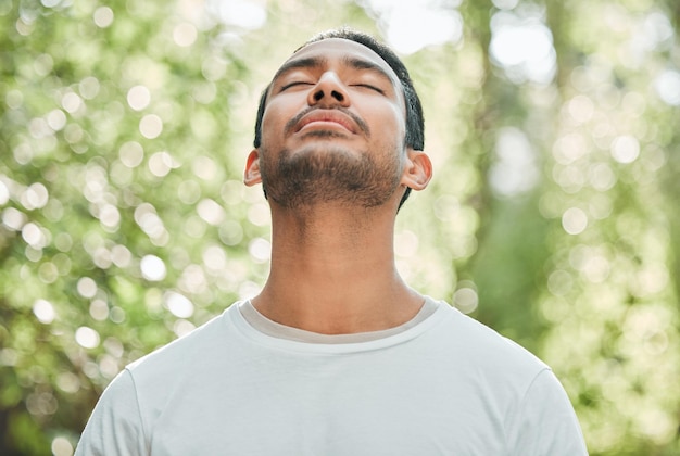 Respirare significa rilassarsi con la pace nella natura per l'esercizio fisico, l'allenamento o la meditazione per lo zen dopo il fitness per il benessere spirituale Atleta calmo e libertà nell'ambiente e consapevolezza dell'allenamento