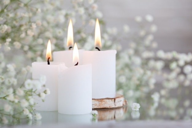 Respiro di bambino rustico Fiori bianchi secchi di gypsophila e candele sul tavolo. Bellissime idee per la decorazione di matrimoni e interni per la decorazione della casa.