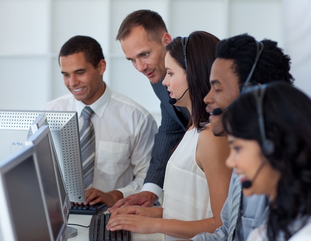 Responsabile che aiuta la sua squadra di affari in un call center