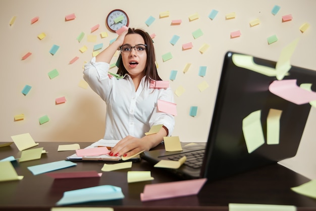 Responsabile contabile femminile sorpreso sul posto di lavoro