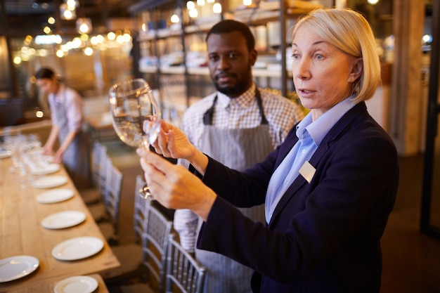 Responsabile del ristorante che ispeziona lavoro