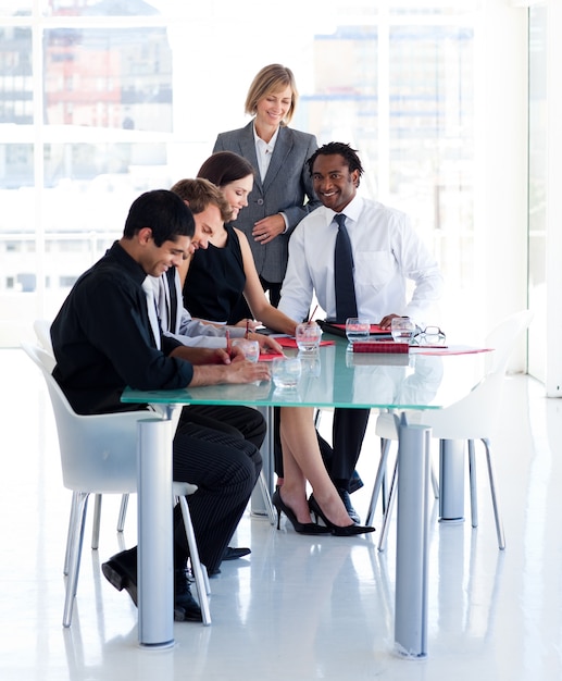 Responsabile femminile con la sua squadra in ufficio