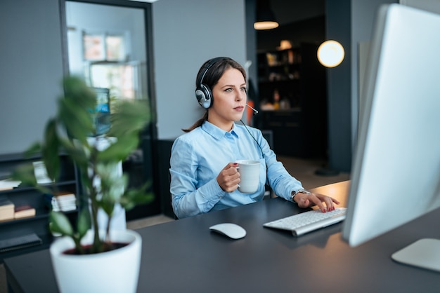 Responsabile tecnico femminile che lavora nell&#39;ufficio moderno.