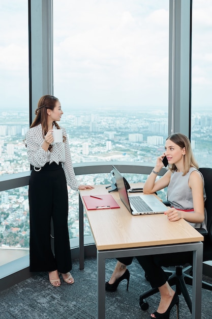 Responsabile ufficio femminile al lavoro