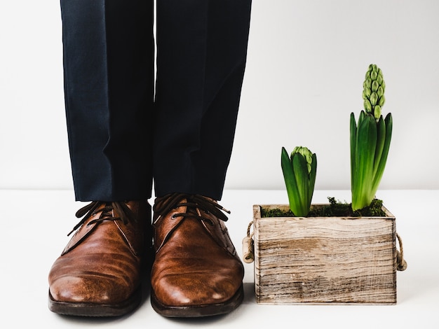 Responsabile ufficio in piedi in scarpe eleganti. Avvicinamento