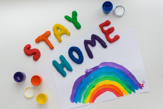 Resta a casa con lettere colorate e foto arcobaleno