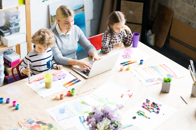 Resta a casa mamma con due bambini