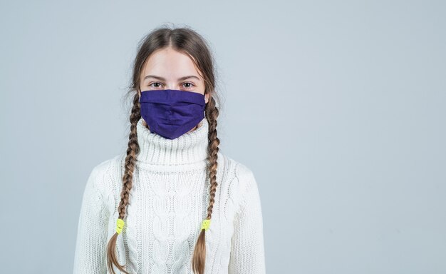 Resta a casa. sintomo di covid 19. la ragazza ha bisogno del test di immunità igg. polmonite virale. copia spazio. bambino paziente che indossa la maschera respiratoria. articoli protettivi di sicurezza durante l'epidemia di pandemia di coronavirus.