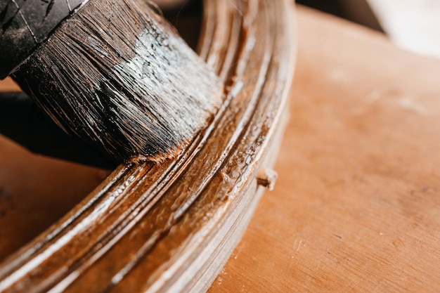 restauro di vecchi oggetti in legno lavorazione con pitture e vernici per legno