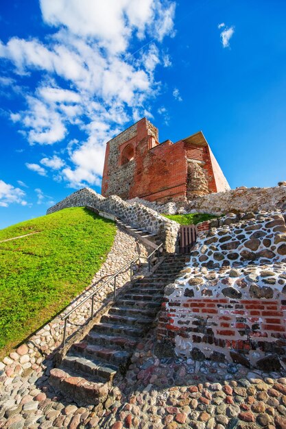Resti del complesso del castello sulla collina nel centro storico della città vecchia di Vilnius, Lituania.