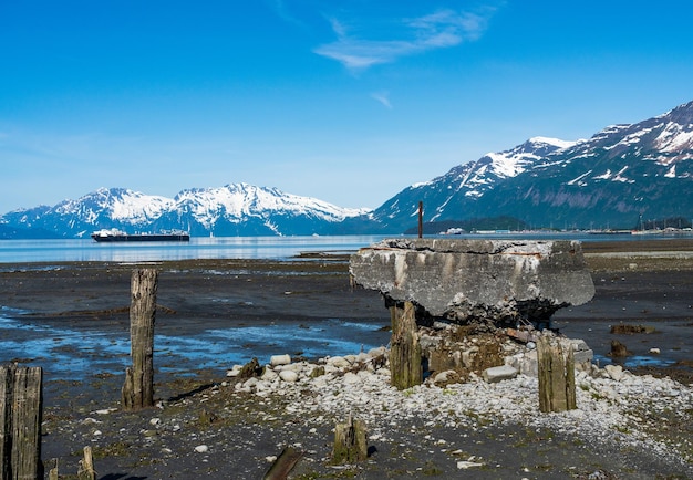 Resti del molo nella città vecchia di Valdez in Alaska