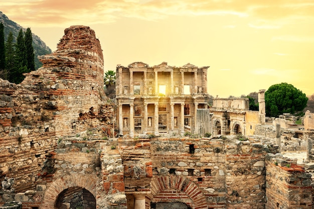 Resti dell'antica città di Efeso e della biblioteca di Celso al tramonto. tacchino