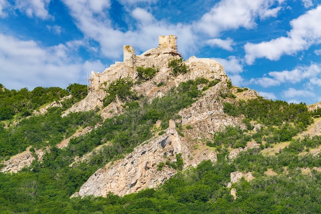 Resti dell'antica fortezza di Chirag Gala in cima alla montagna, situata in Azerbaigian