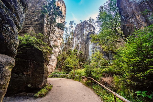 Resti della città rupestre nelle rocce di Adrspach parte del parco paesaggistico di AdrspachTeplice nella regione degli altopiani di Broumov della Boemia Repubblica Ceca montagne ceche