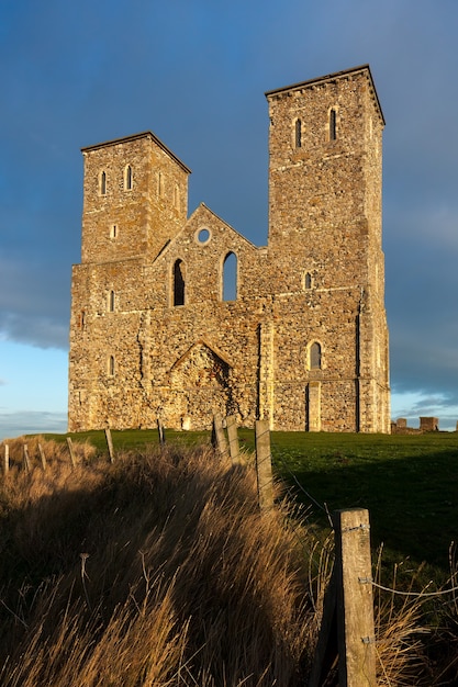 Resti delle torri della chiesa di Reculver bagnate dal sole del tardo pomeriggio in inverno