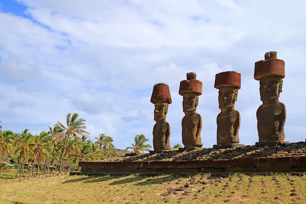 Resti di enormi statue Moai della piattaforma cerimoniale di Ahu Nau Nau sulla spiaggia di Anakena