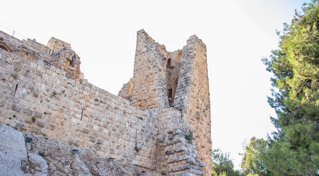 Resti di torri del castello dal basso