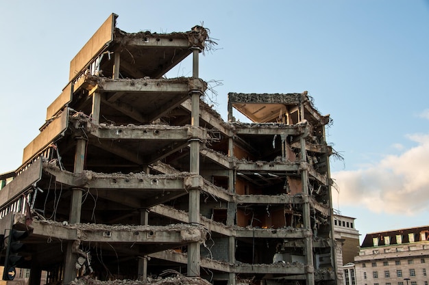 Resti di un edificio moderno demolito che mostra pavimenti in cemento