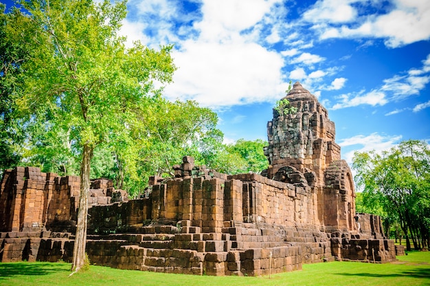 Resti di un edificio nel parco storico di Prasat Muang Sing