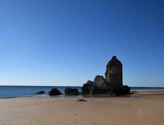 Resti di una torre di avvistamento sulla spiaggia di Gold River