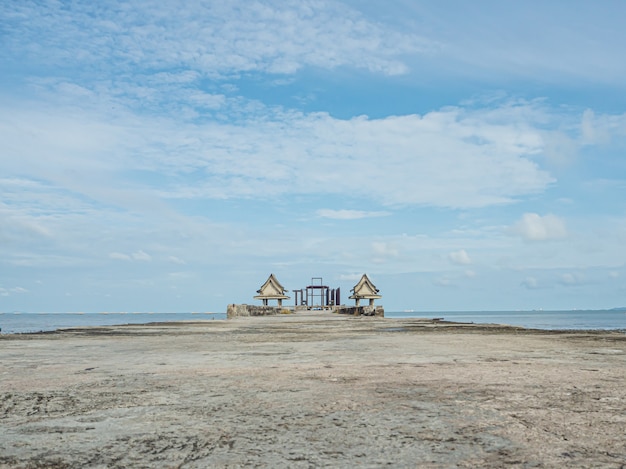 Resti di vecchi edifici sul mare