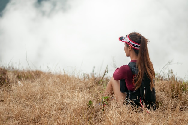 resto della ragazza che corre in montagna.