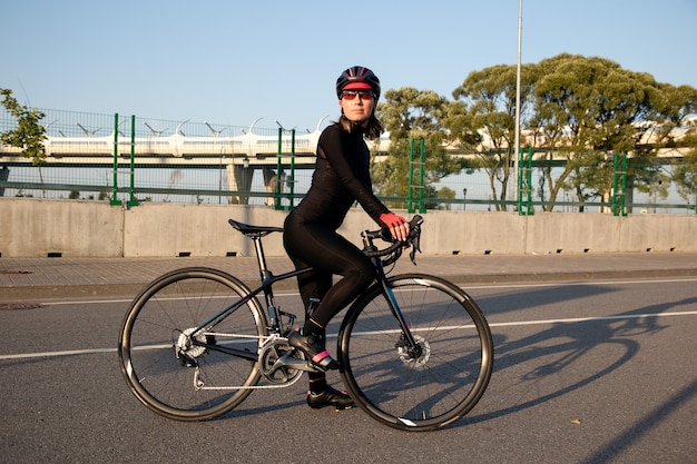 Resto della sportiva dopo un allenamento serale in bicicletta