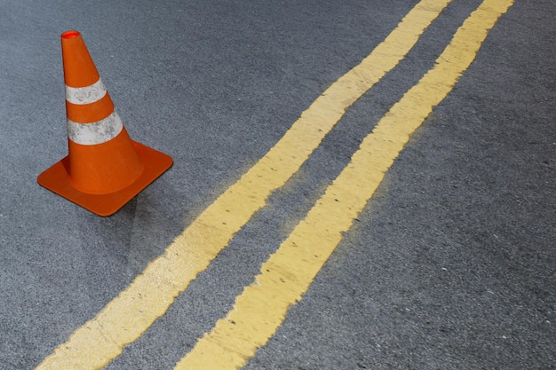 Restrizione sulla segnaletica orizzontale e un cono stradale su sfondo grigio rendering 3D