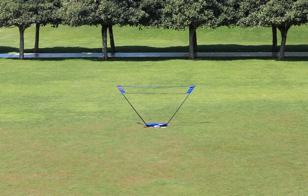 rete da badminton da spiaggia sul prato