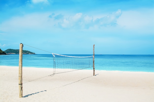 Rete da pallavolo sulla spiaggia del tè