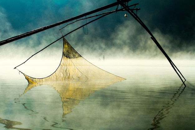 Rete da pesca sul lago in tempo di nebbia